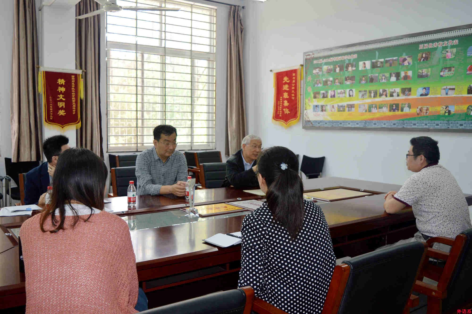 副校长毛海涛调研指导必威西汉姆联单位史编纂工作