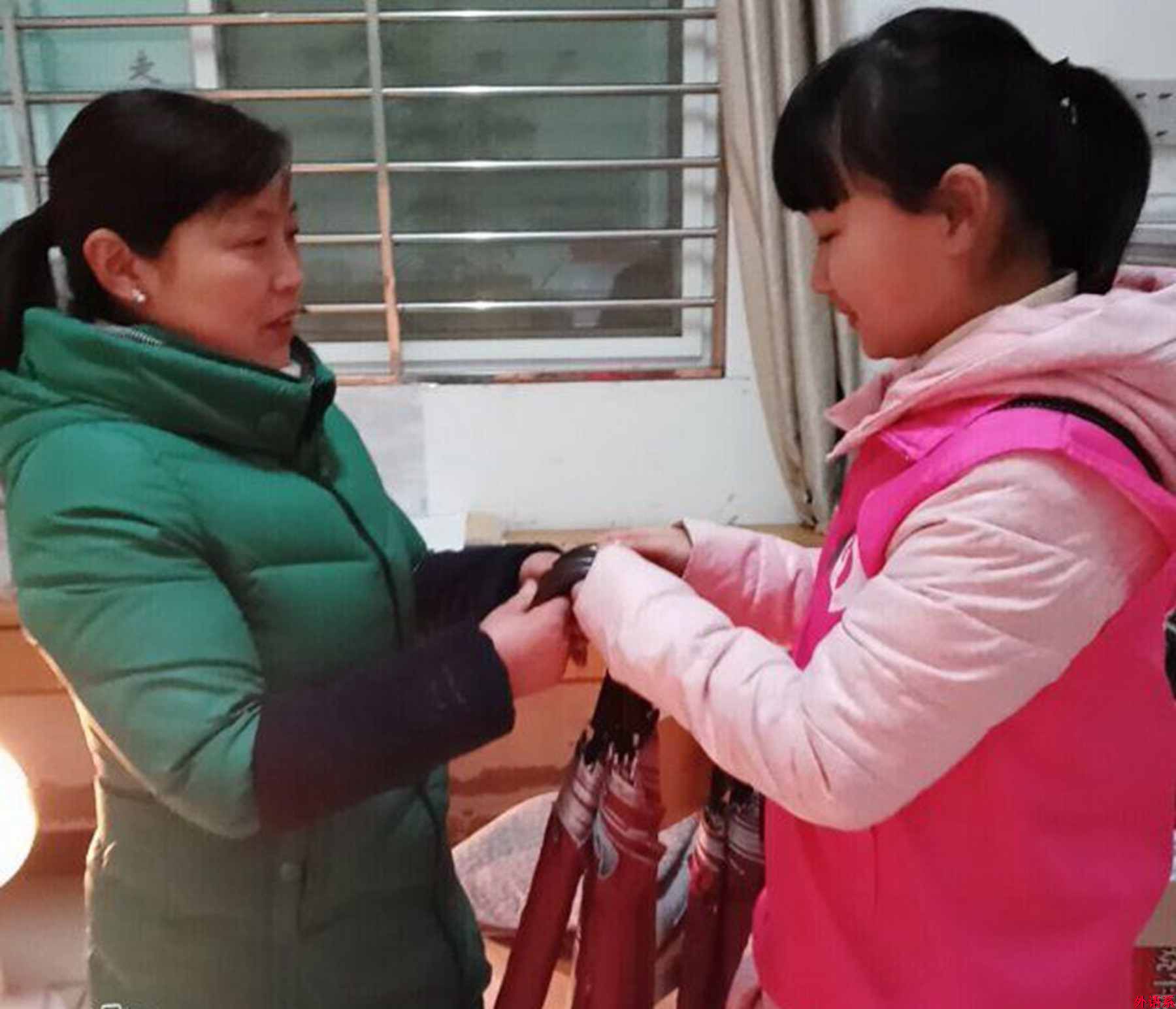 必威西汉姆联爱心救助协会开展“诚信爱心伞，温暖你我他”志愿活动