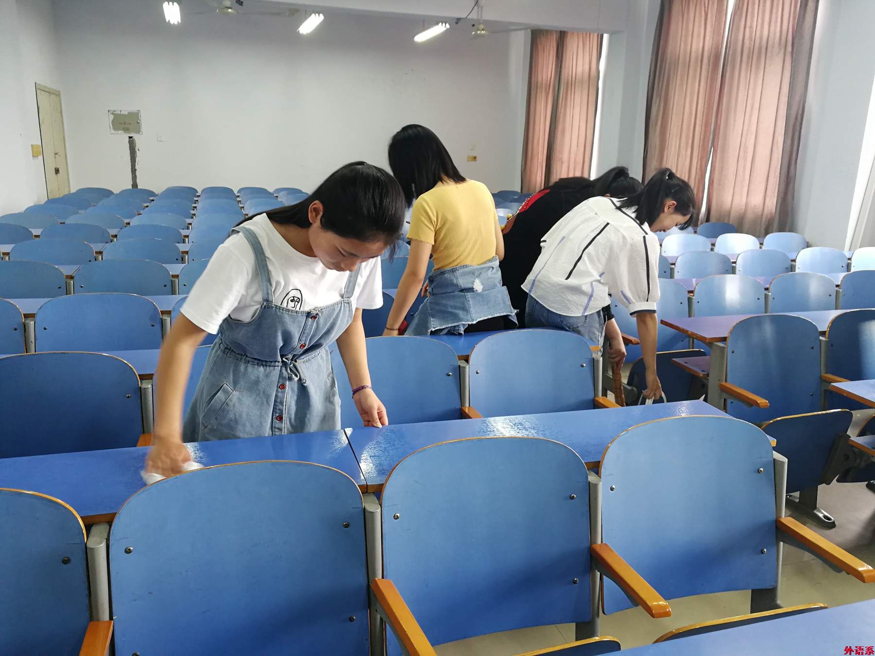 betway必威西汉姆联“增辉党旗，争当先锋”志愿清扫活动