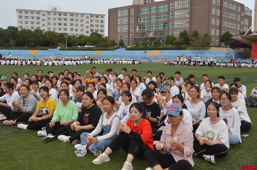 必威西汉姆联中秋节慰问2019级新生