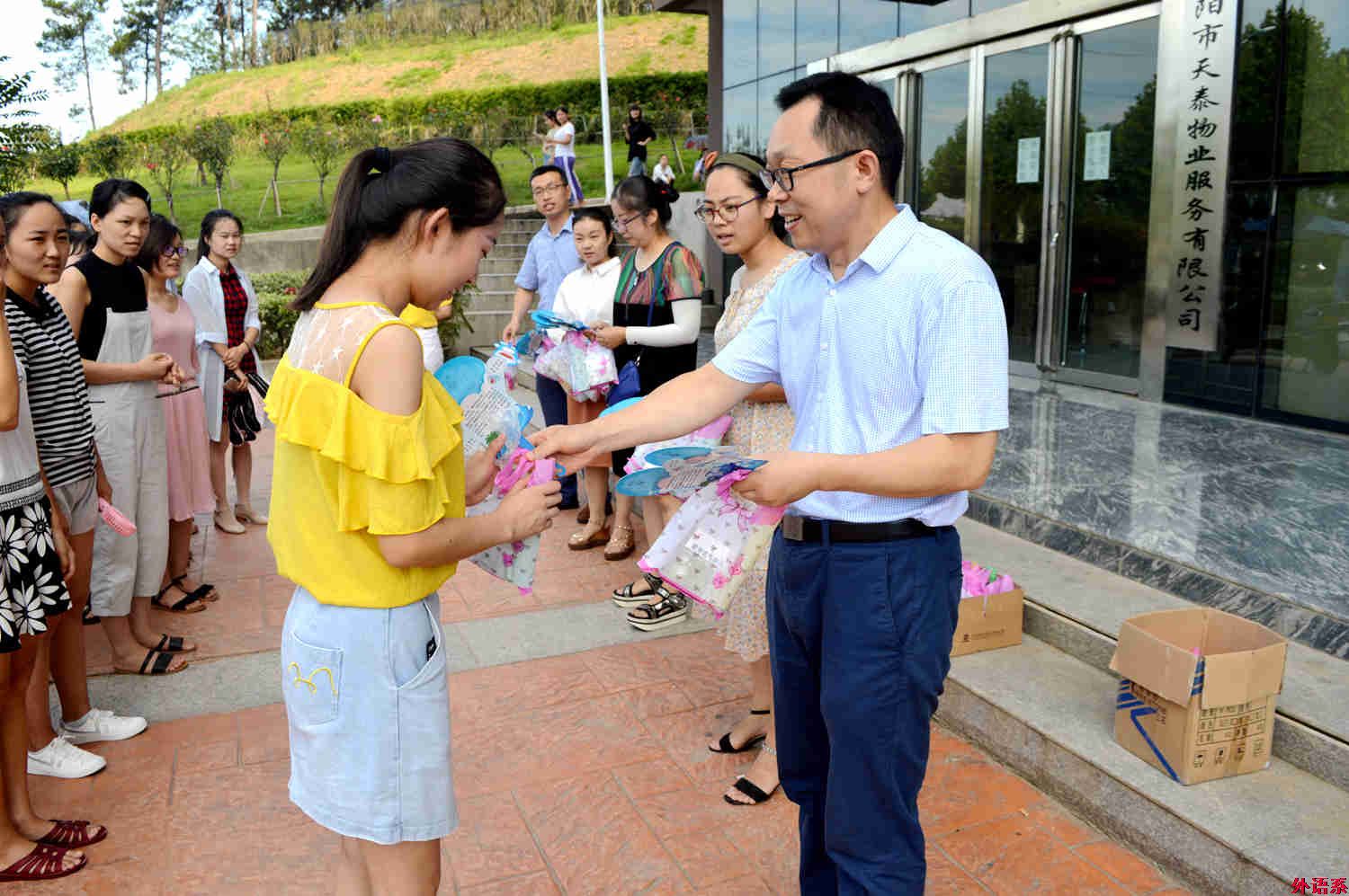 三伏酷暑备考忙 六项慰问送清凉——必威西汉姆联慰问暑假留校复习考研学生
