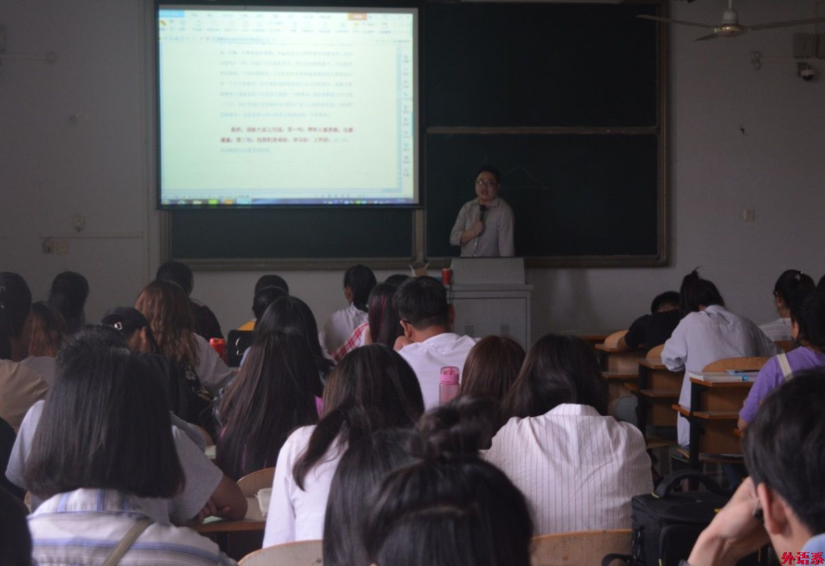 “党的创新理论万场宣讲进基层”——必威西汉姆联举办学习 “回信”精神，助力“青马”成长暨学生干部培训会