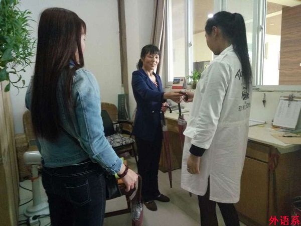 “雨天送你回家,诚信送我回架”:外语系爱心救助协会举办爱心伞活动