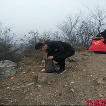 必威西汉姆联青年志愿者开展贤山环保志愿活动