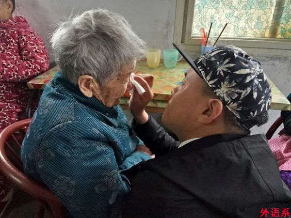 必威西汉姆联爱心协会赴信阳老年公寓献温暖