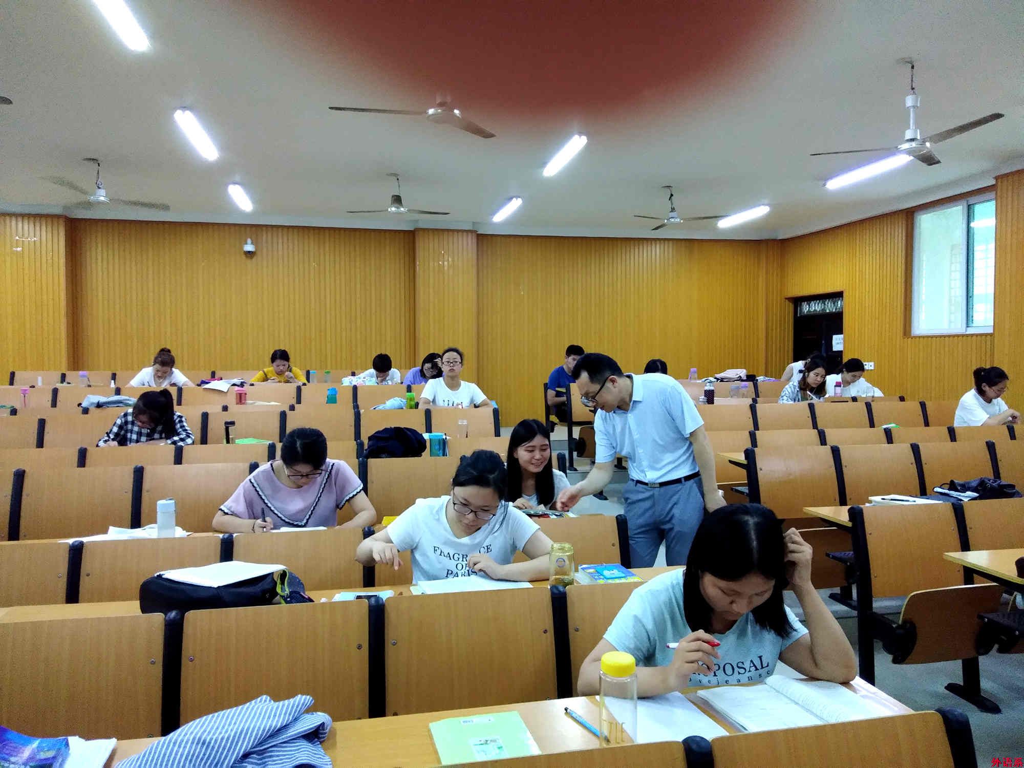 必威西汉姆联走访慰问暑期留校学生