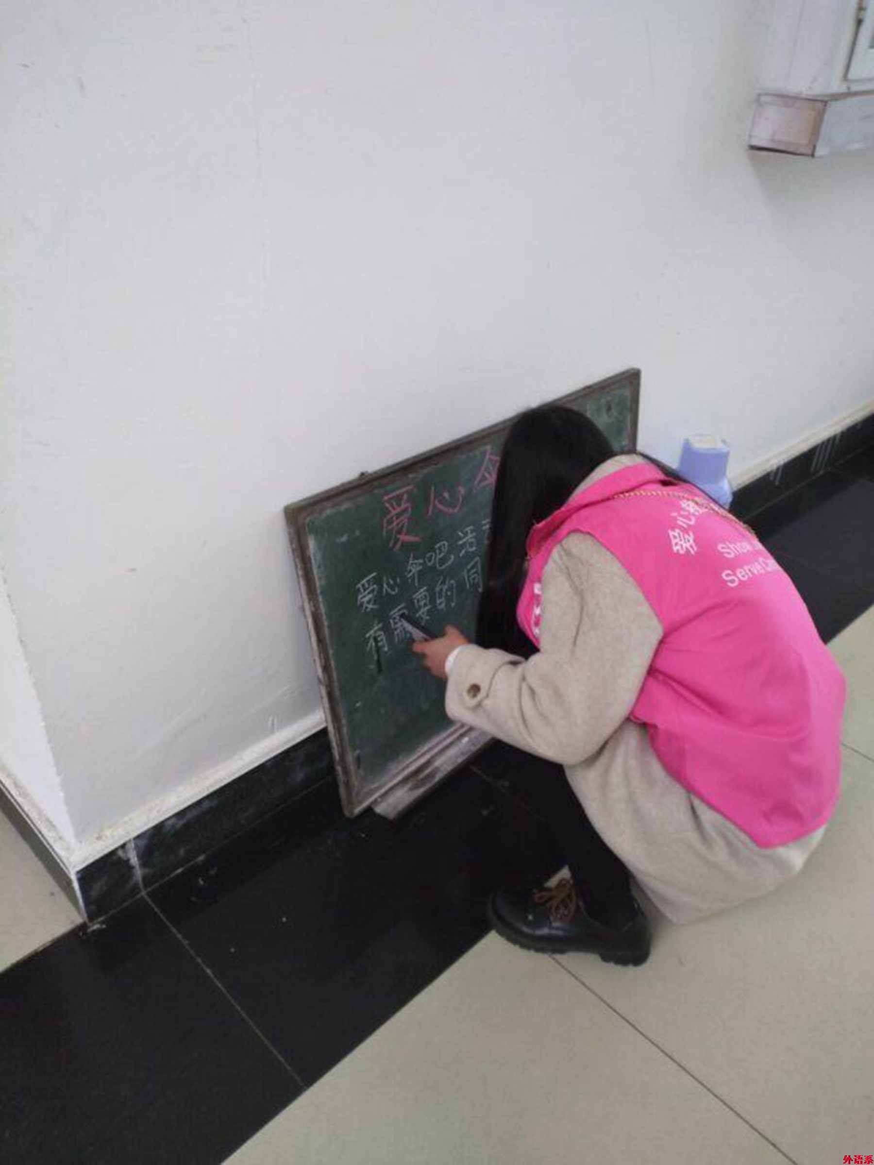 必威西汉姆联爱心救助协会开展“诚信爱心伞，温暖你我他”志愿活动