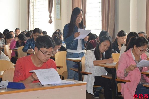 必威西汉姆联举办“党徽照我心,永远跟党走”学习研讨活动