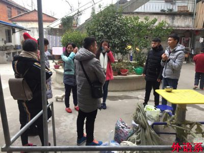 必威西汉姆联志愿队赴平桥区大家庭安养院开展爱心活动
