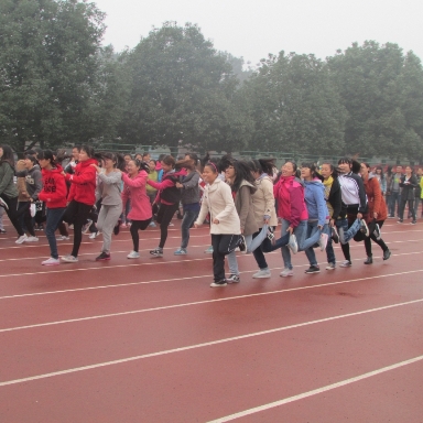 外语系举办“我运动，我快乐”女生月趣味运动会