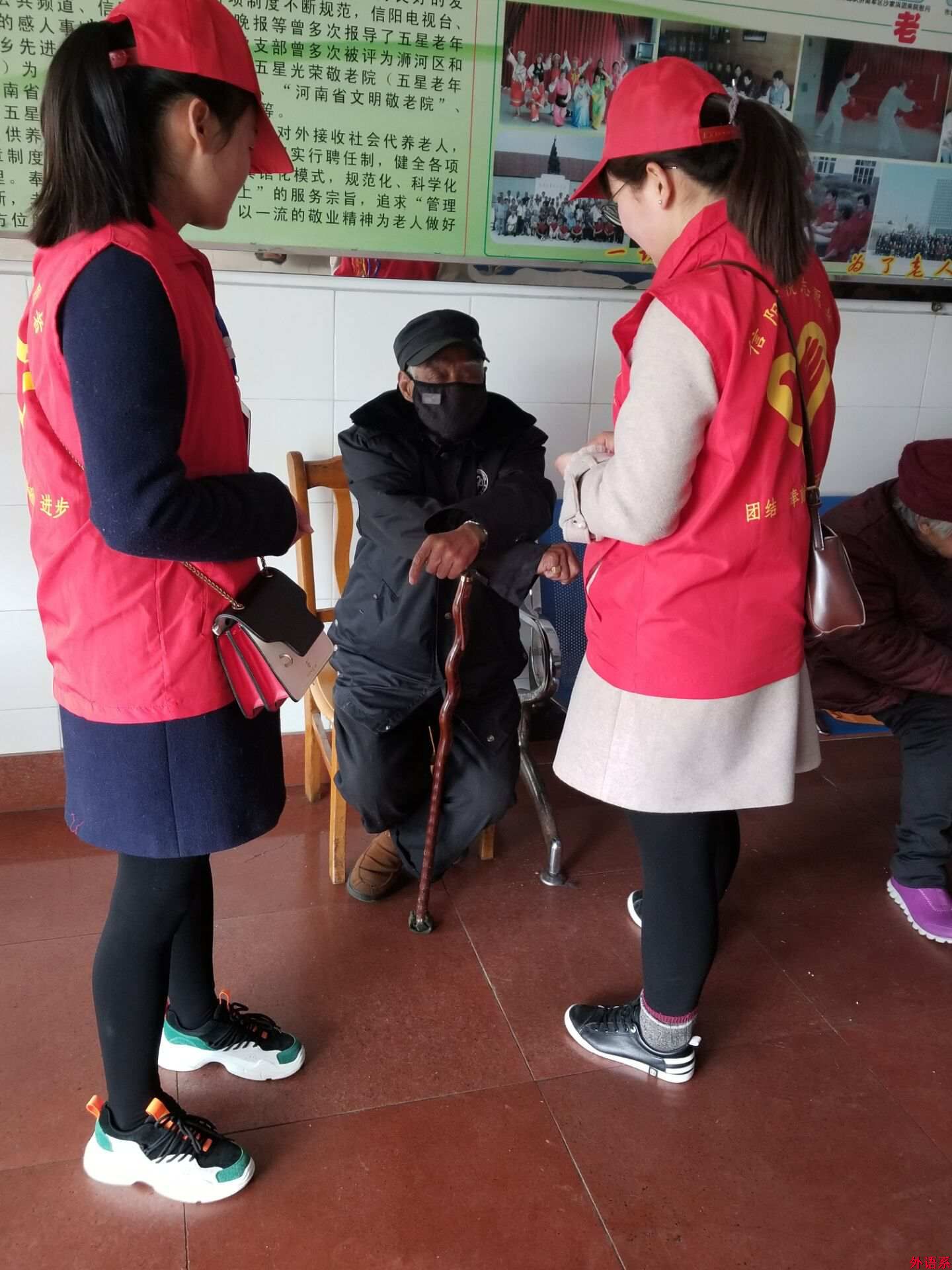 [学习雷锋好榜样]必威西汉姆联深入“五星光荣敬老院”开展志愿服务活动