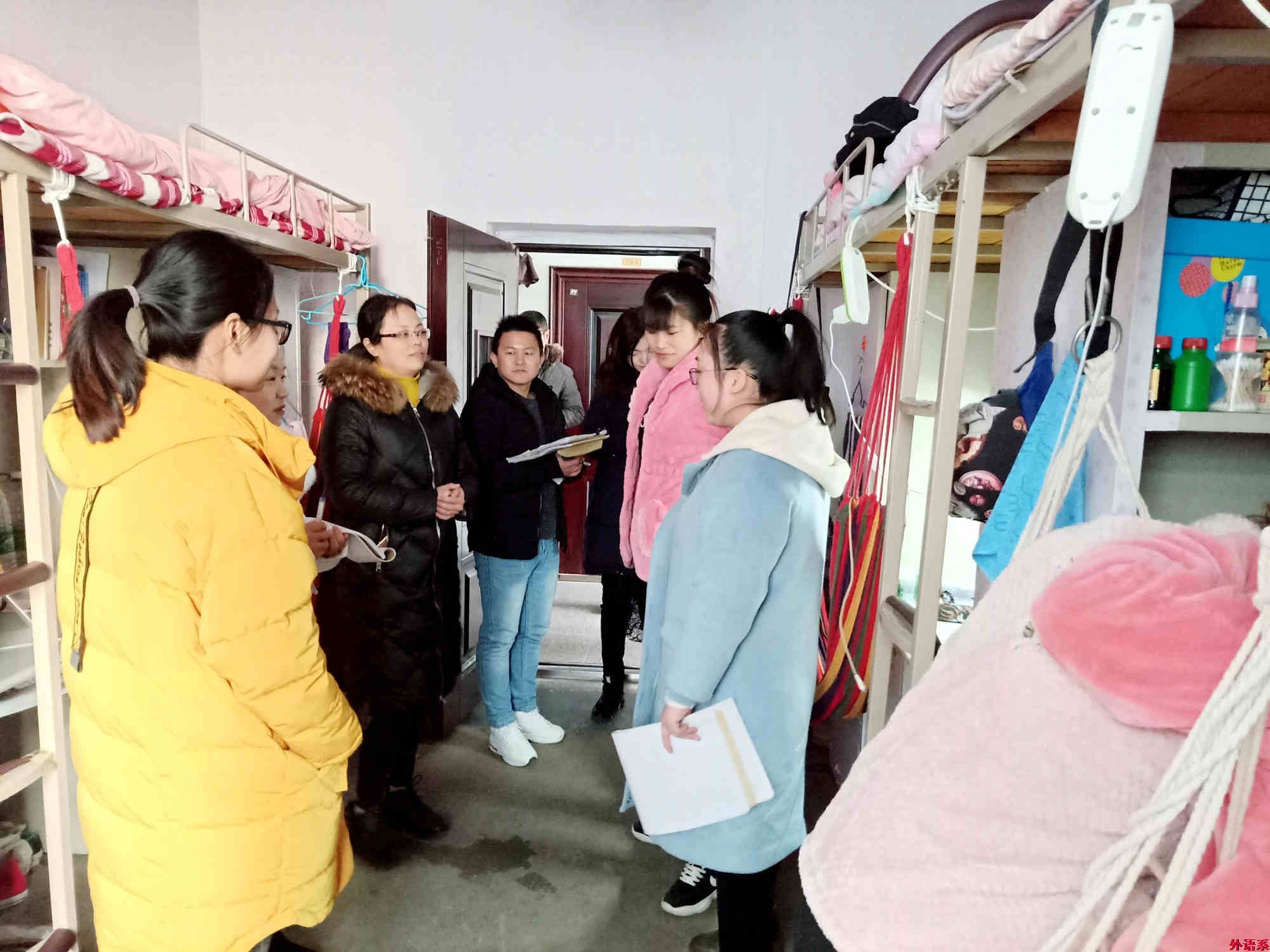 必威西汉姆联走访学生宿舍